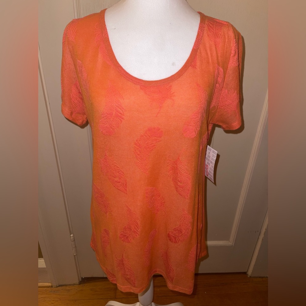 BNWT Lularoe Small Classic Tee